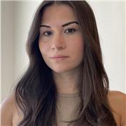 Maestra imparte clases a niños y niñas de primaria